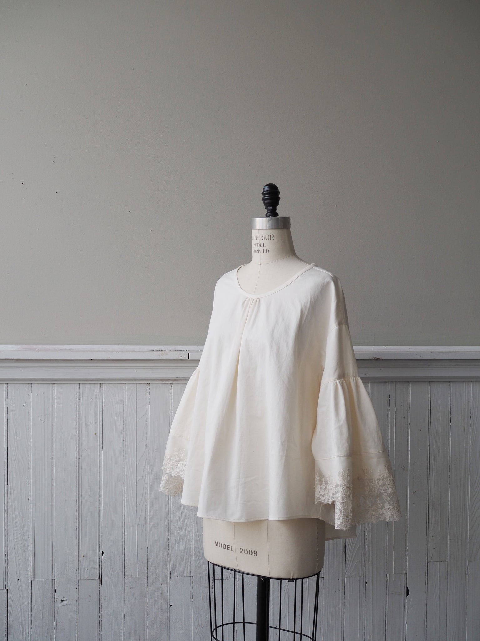cotton poplin big shirt with embroidered organza lace sleeves